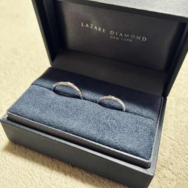 【ラザール ダイヤモンド(LAZARE DIAMOND)の口コミ】 ダイヤモンドの輝きがとても綺麗でこのブランドに決めました。
ぱっと見よ…