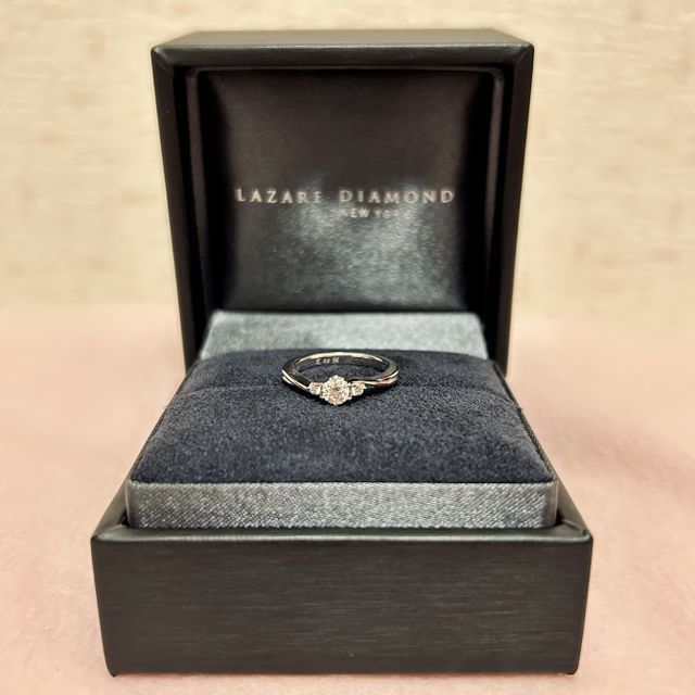 【ラザール ダイヤモンド(LAZARE DIAMOND)の口コミ】 ダイヤモンドの輝きがとても綺麗でこのブランドに決めました。
ぱっと見よ…