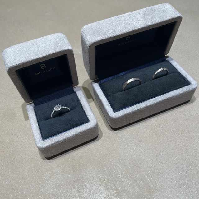 【BRILLIANCE+(ブリリアンスプラス)の口コミ】 婚約指輪はハレの日の重ね付けをイメージして、結婚指輪との相性を重視し…
