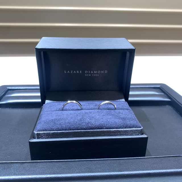 【ラザール ダイヤモンド(LAZARE DIAMOND)の口コミ】 クロスされていたデザインでとても気に入りました。シンプルでおしゃれな…