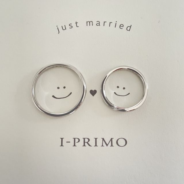 【アイプリモ(I-PRIMO)の口コミ】 指輪はシンプルながらもダイヤが斜めラインにさりげなく走っているデザイ…