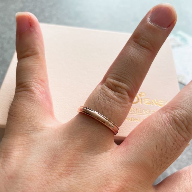 【ケイウノ ブライダル(K.UNO BRIDAL)の口コミ】 アラジンのデザインでシンプルかつ少し遊び心があるところ。
色もプラチナ…