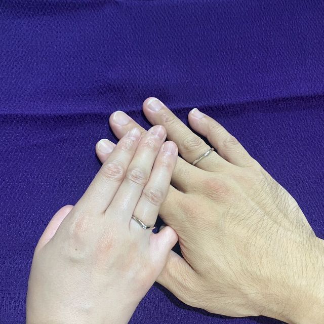 【Foulason(フレゾン)の口コミ】 最初に指にあう形が、二人ともＶ字とわかったので
その形の指輪を主に見せ…