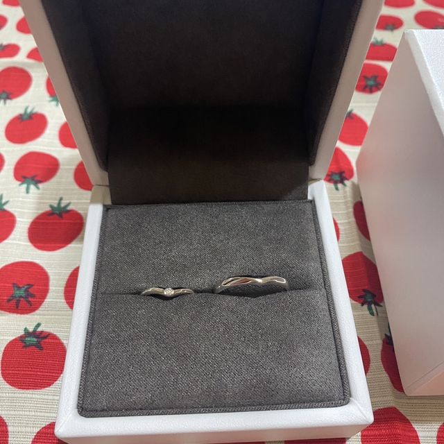 【Foulason(フレゾン)の口コミ】 最初に指にあう形が、二人ともＶ字とわかったので
その形の指輪を主に見せ…