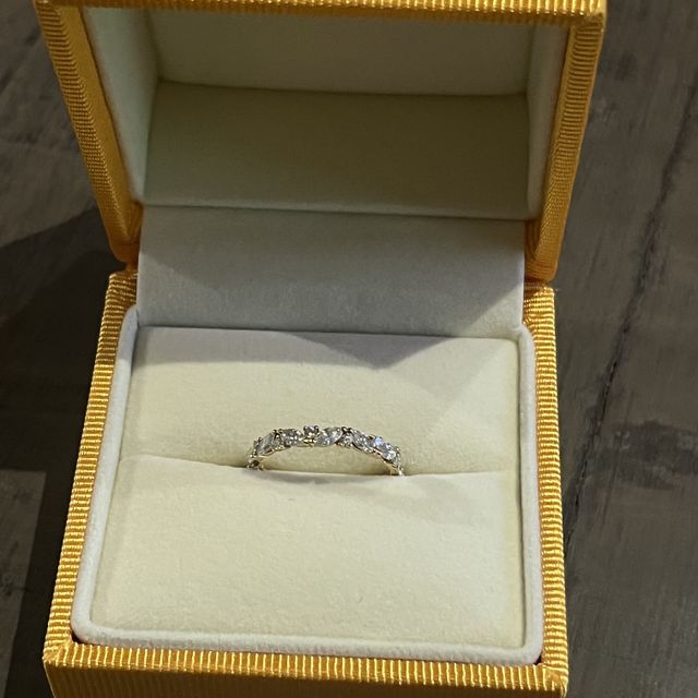 【ケイウノ ブライダル(K.UNO BRIDAL)の口コミ】 周りと被らないハーフエタニティを探していました。石の形も特殊で数も多…