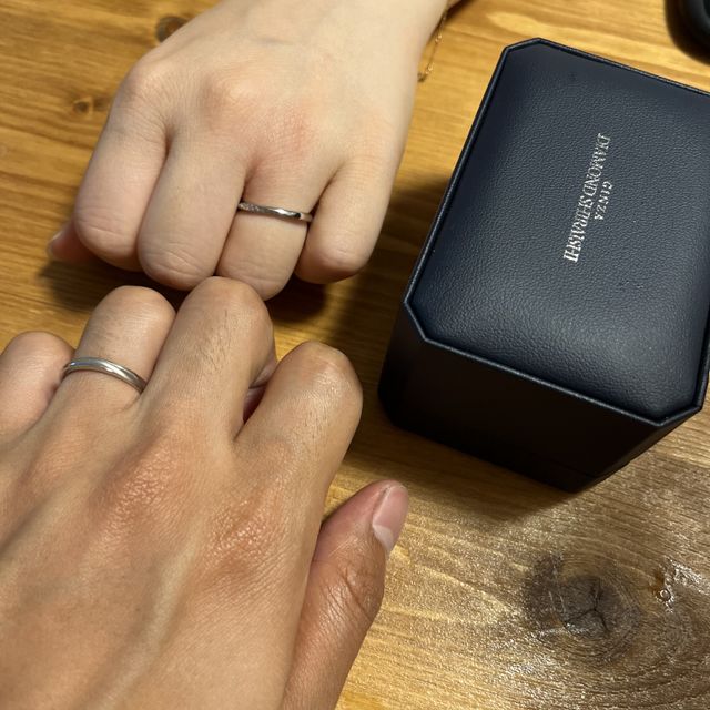 【銀座ダイヤモンドシライシの口コミ】 指が短いので、細めでシンプルなものを探していました。最初は石なしで探…