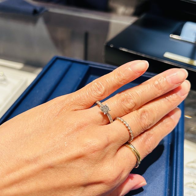 【銀座ダイヤモンドシライシの口コミ】 色黒で指が細いので、サイドにもダイヤがあるエタニティータイプの方がし…