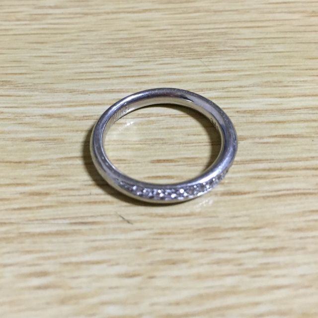 【銀座ダイヤモンドシライシの口コミ】 この指輪にしたのは、指輪はツイストしていたりＶ字型ではなく、ストレー…