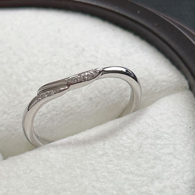 【萬時(Manji)の口コミ】 細身のデザインが好みでした。他の指にも指輪をすることが多いので、それ…