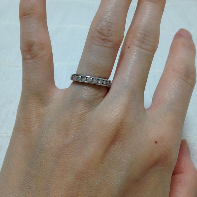【ティファニー(Tiffany & Co.)の口コミ】 爪つきの１粒ダイヤのデザインはいかにも「婚約指輪」のイメージで抵抗が…