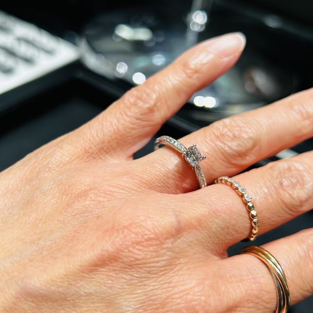 【ラザール ダイヤモンド(LAZARE DIAMOND)の口コミ】 メレダイヤがついた婚約指輪を中心に拝見しました。シンプルなデザインが…