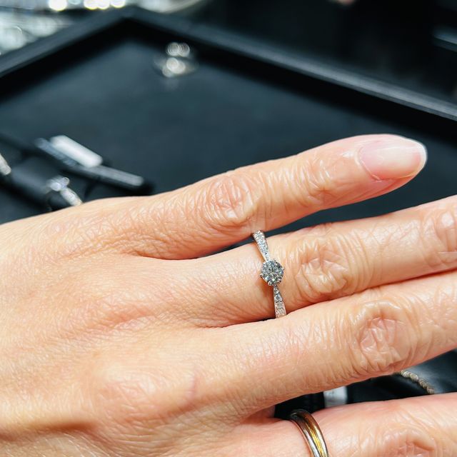 【ラザール ダイヤモンド(LAZARE DIAMOND)の口コミ】 メレダイヤがついた婚約指輪を中心に拝見しました。シンプルなデザインが…