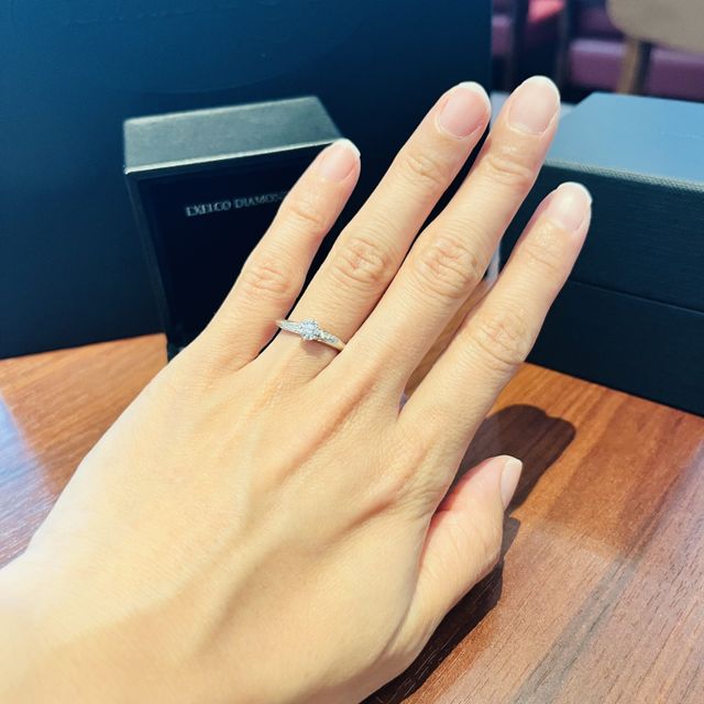【エクセルコダイヤモンド(EXELCO DIAMOND)の口コミ】 細めのリングで緩やかなウェーブがかかっており、指が長く見えること、縦…