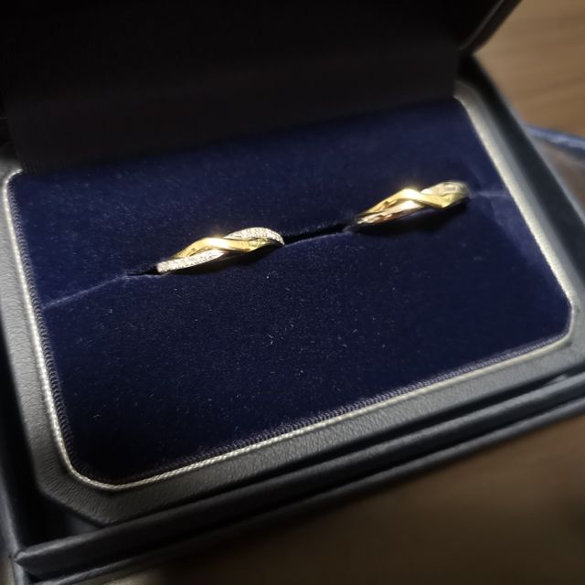 【銀座ダイヤモンドシライシの口コミ】 プラチナとゴールドのコンビネーション、小さなダイヤが複数付いている、…