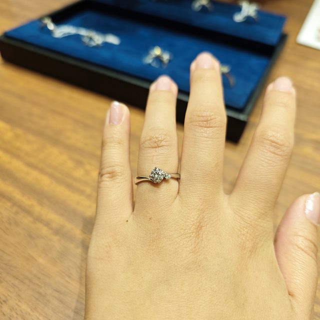 【4℃ BRIDAL(ヨンドシーブライダル)の口コミ】 はじまりというデザインで、二人で寄り添いのコンセプトで、とてもシンプ…