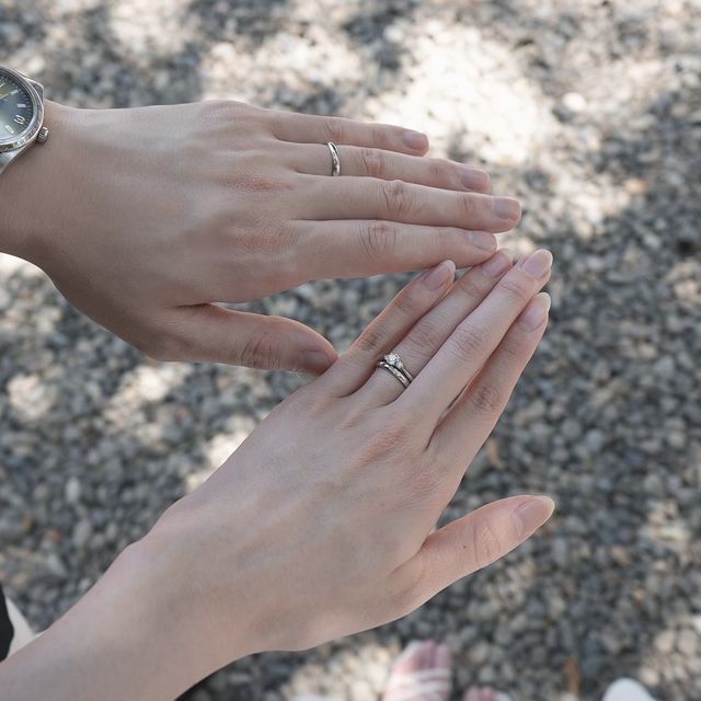 【ラザール ダイヤモンド(LAZARE DIAMOND)の口コミ】 婚約指輪はサイドメレのデザインが決め手です。正面からはもちろん側面か…