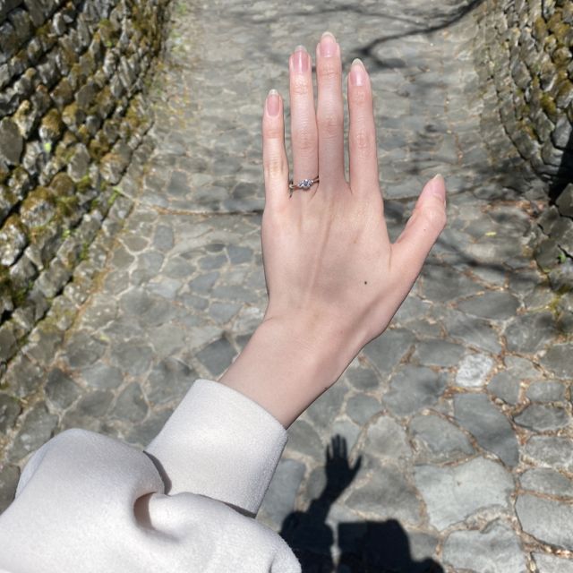 【ラザール ダイヤモンド(LAZARE DIAMOND)の口コミ】 婚約指輪はサイドメレのデザインが決め手です。正面からはもちろん側面か…