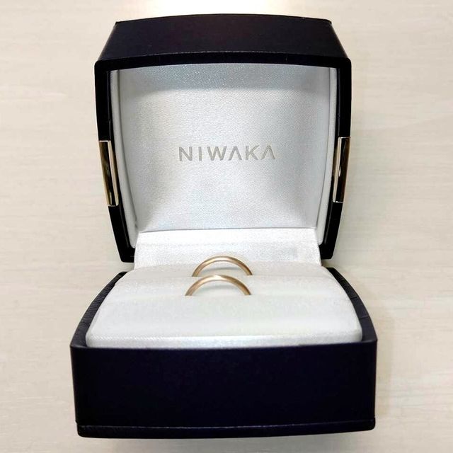 【俄(にわか)の口コミ】 キラキラしていないシンプルな指輪が欲しいと思っており、ヘアライン加工…