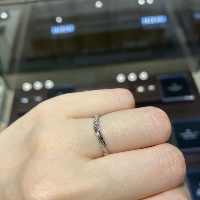 【TOWA(永遠)の口コミ】 ダイヤモンドの煌めきと華やかさが目を引く、デザイン性のある指輪です。…