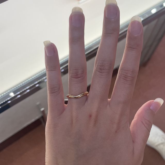 【カルティエ(Cartier)の口コミ】 シンプルなデザインを見たくて、試着しに行きました。
ウェーブが良かった…