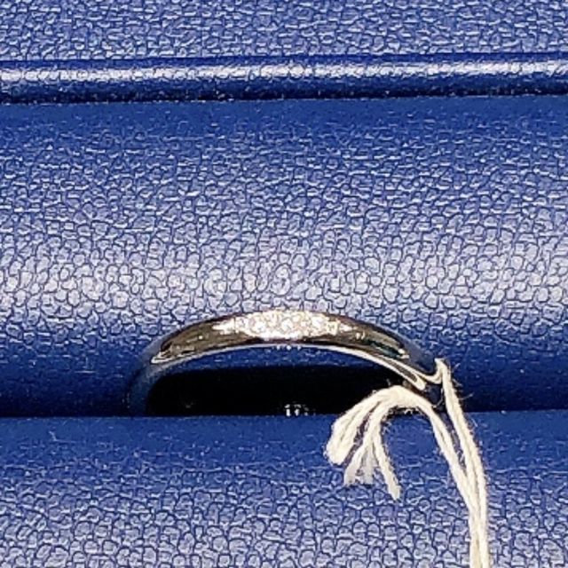 【銀座ダイヤモンドシライシの口コミ】 形はストレートです。真ん中が葉っぱのような形になっており、その中にダ…