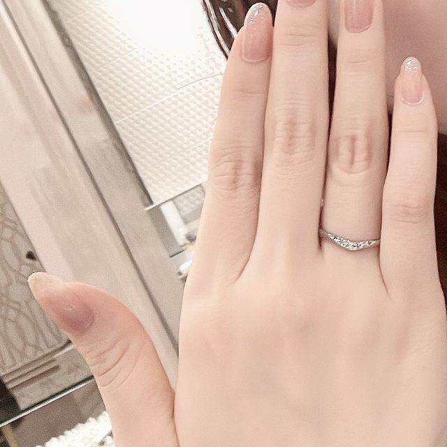 【アンジェリックフォセッテ(Angelique Fossette)の口コミ】 ダイヤモンドが煌めく存在感のある指輪です。指輪自体の太さはありますが…