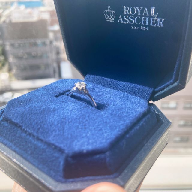 【ROYAL ASSCHER(ロイヤル・アッシャー)の口コミ】 初めはエターナルリングを探していましたが、他のデザインを拝見して悩ん…