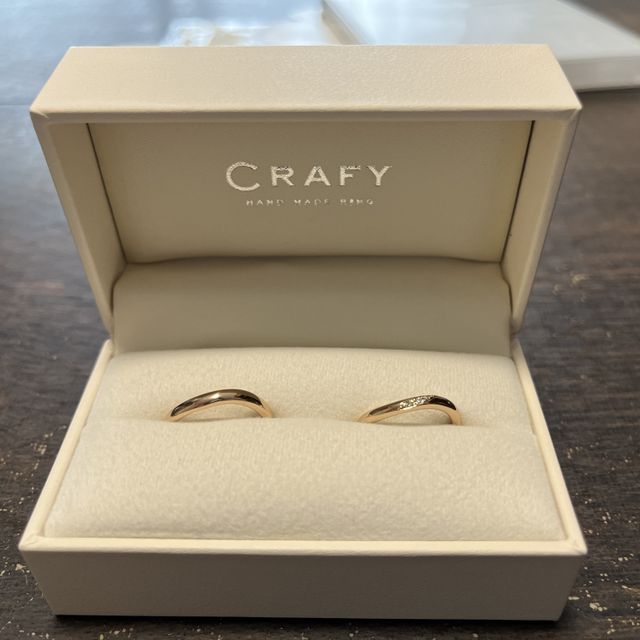 【CRAFY(クラフィ)の口コミ】 夫婦で指輪の形は、あまり見ない形のウェーブがいいねと決めました。
リン…