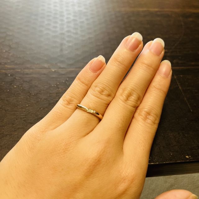 【CRAFY(クラフィ)の口コミ】 夫婦で指輪の形は、あまり見ない形のウェーブがいいねと決めました。
リン…