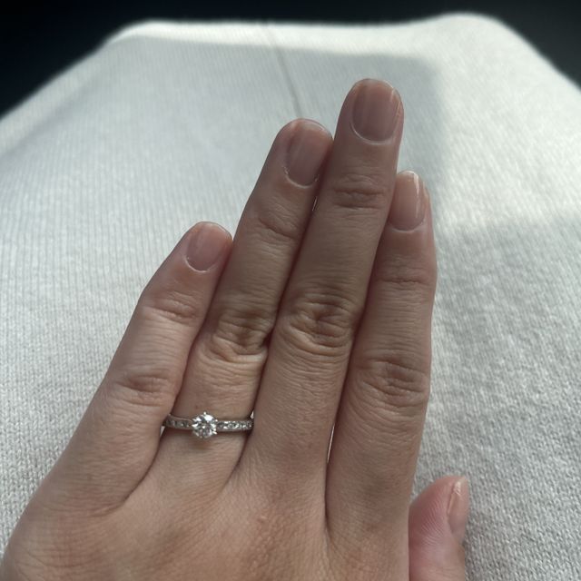 【銀座ダイヤモンドシライシの口コミ】 可愛らしいイメージの婚約指輪を探していたので、その求めていた理想的な…