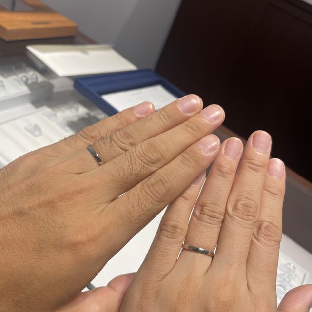 【銀座ダイヤモンドシライシの口コミ】 指輪のデザインも豊富でのぞんでいたデザインがあり一目惚れでした。そし…