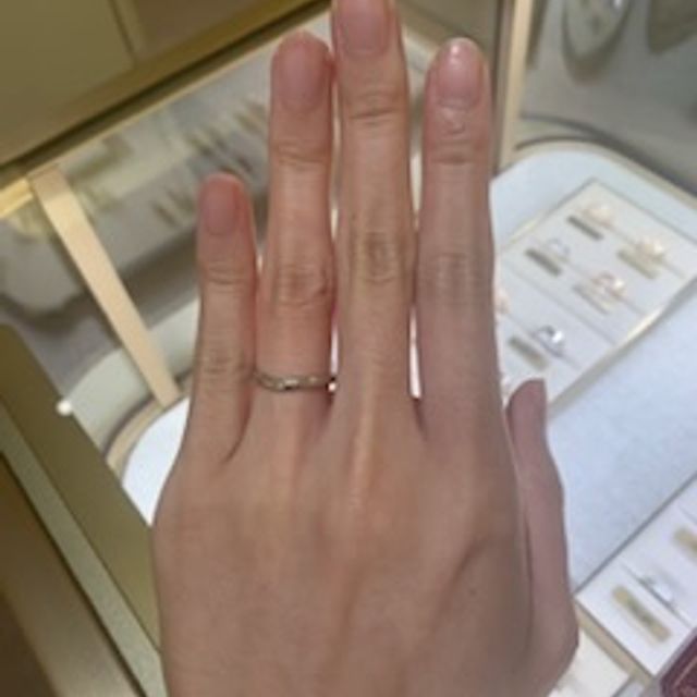 【カルティエ(Cartier)の口コミ】 ダイヤが3石ついているので、華やかですし、気持ちもあがります。曲線と直…