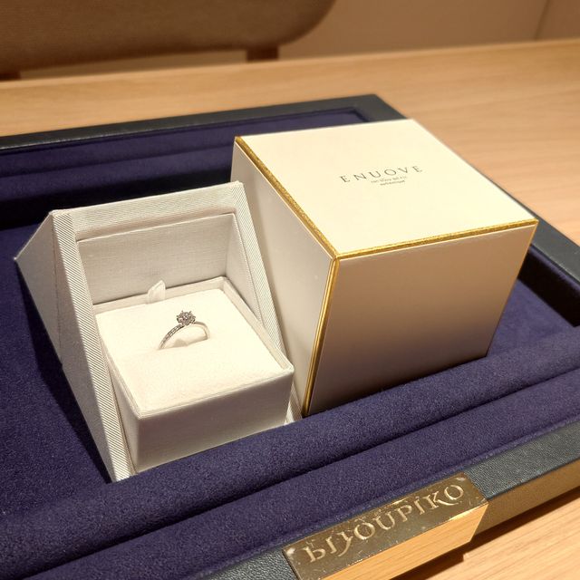 【ENUOVE(イノーヴェ)の口コミ】 たくさんの婚約指輪を紹介していただき、試着してみて、一番しっくりきた…