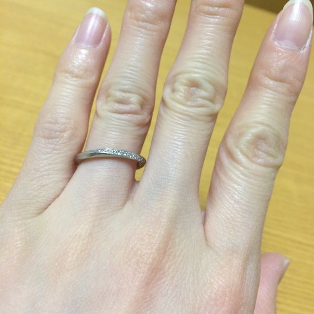 【hum(ハム)の口コミ】 指の関節が太く、指輪が周りやすいので、一周デザインが入っている指輪を…