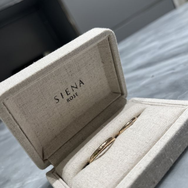 【SIENAROSE(シエナロゼ)の口コミ】 めずらしい素材で木目デザインに惹かれました。
誕生日や記念日などの月に…