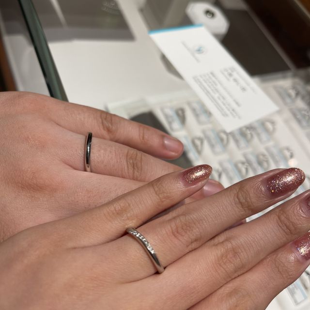 【銀座ダイヤモンドシライシの口コミ】 指輪の半分がダイヤモンドで埋まっていて、光に当たるととってもキラキラ…