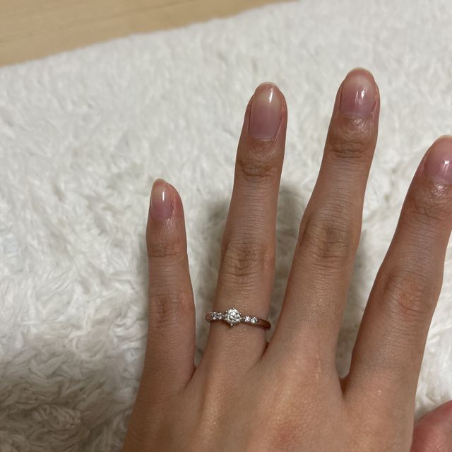 【ラザール ダイヤモンド(LAZARE DIAMOND)の口コミ】 真ん中のダイヤモンドの隣にも小さいダイヤモンドが埋まっていて、どこか…