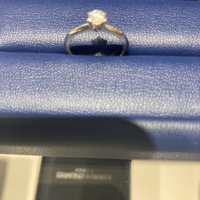 【銀座ダイヤモンドシライシの口コミ】 婚約指輪と結婚指輪をセットでつけた時に
バランスの良いものと考えました…