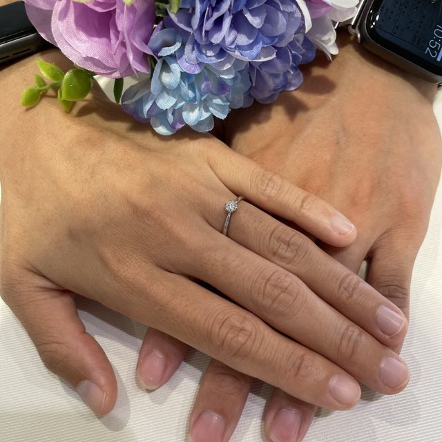 【AFFLUX(アフラックス)の口コミ】 シンプルなデザインが気に入っています。
彼からのプロポーズで渡されたの…