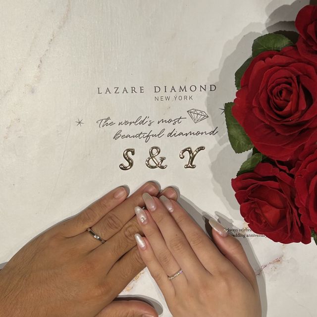 【ラザール ダイヤモンド(LAZARE DIAMOND)の口コミ】 男性の指輪はシンプルで、プラチナの輝きも美しいです。女性の指輪は、デ…