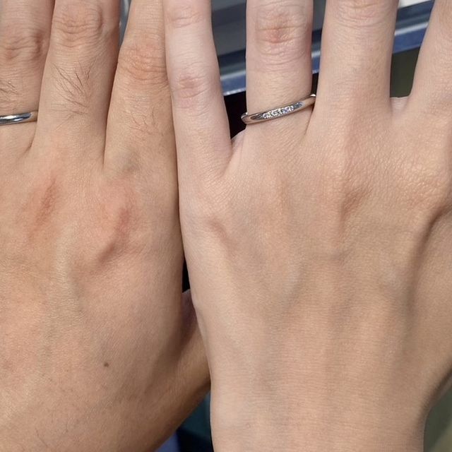 【銀座ダイヤモンドシライシの口コミ】 三粒のダイアモンドが並んで光るシンプルなリングを探していましたが、こ…