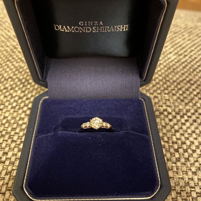 【銀座ダイヤモンドシライシの口コミ】 デザインが可愛かった。真ん中のダイヤが際立っていた。真ん中のダイヤの…