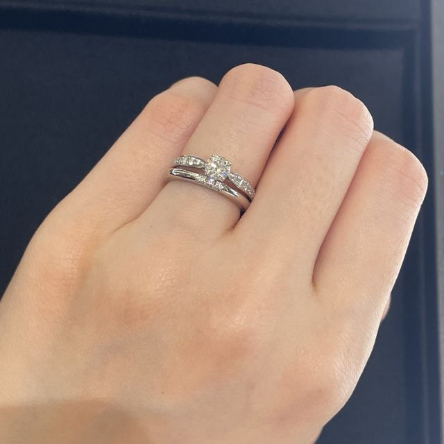 【ティファニー(Tiffany & Co.)の口コミ】 婚約指輪と重ね付けした時の兼ね合いを重視しました。他ブランドの指輪も…