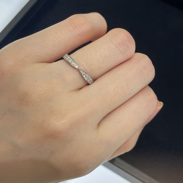 【ティファニー(Tiffany & Co.)の口コミ】 高品質なダイヤがたくさんついており、小粒ながらかなり輝きが強いです。…