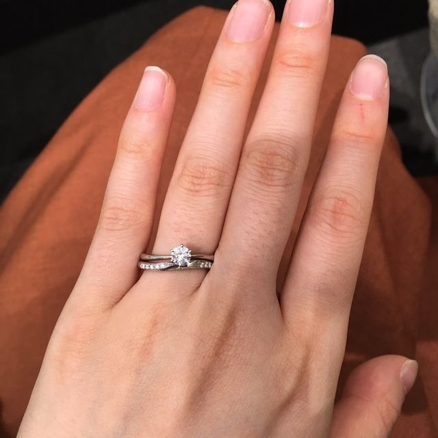 【アイプリモ(I-PRIMO)の口コミ】 婚約指輪は細身でハートの透かしが入っていてダイヤモンドが一層きれいに…