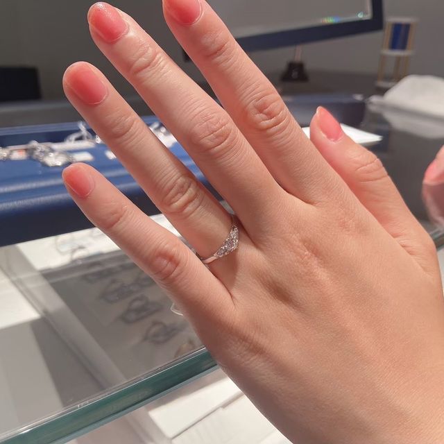 【銀座ダイヤモンドシライシの口コミ】 指輪のデザイン
小さめの3つのダイヤがついている、横長の婚約指輪です。
…