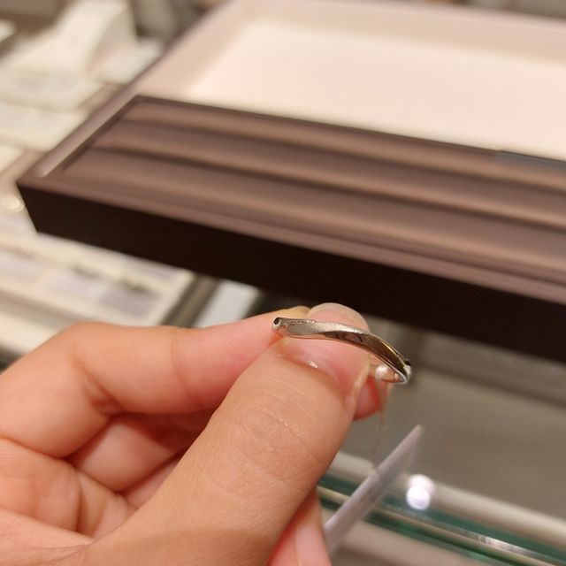 【アイプリモ(I-PRIMO)の口コミ】 プラチナを中心とした、様々な種類の指輪がありました。その中でもウェー…