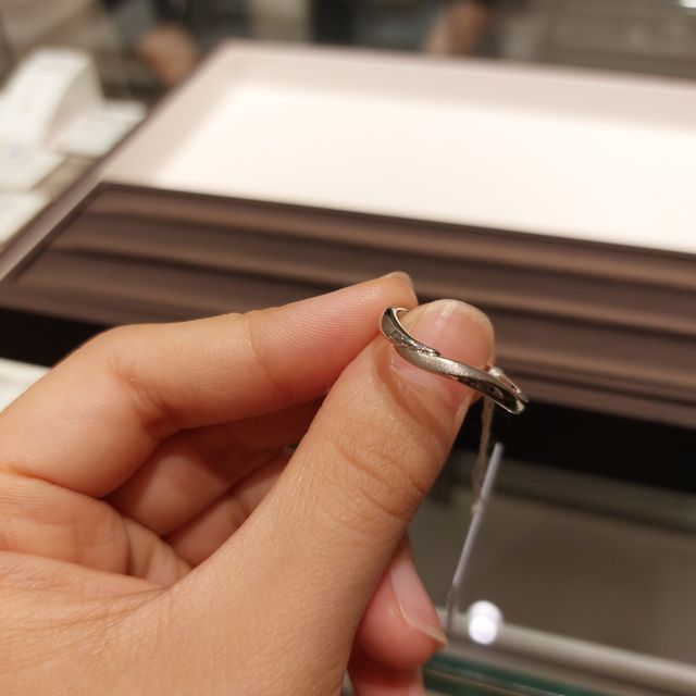 【アイプリモ(I-PRIMO)の口コミ】 プラチナを中心とした、様々な種類の指輪がありました。その中でもウェー…