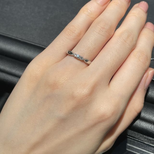 【エクセルコダイヤモンド(EXELCO DIAMOND)の口コミ】 デザインが個性的かつ可愛くて目を惹きました。中央の3つのダイヤは結婚指…