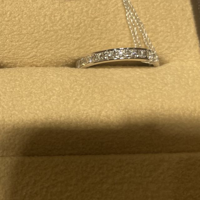 【TASAKI(タサキ)の口コミ】 ダイヤの一つ一つが綺麗に光っていた。付けた時の肌触りはあまりよいとは…